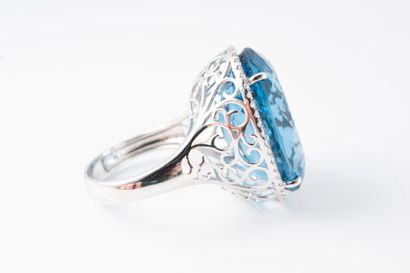 null Important 18k white gold ring set with a beautiful oval blue topaz in a diamond...
