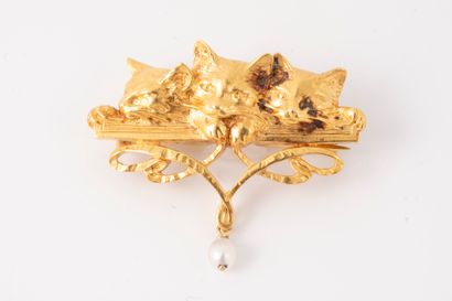 null Brooch in 18k yellow gold representing three chatons in half-relief underlined...