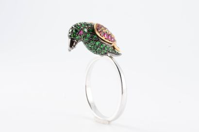 null Amusing parrot ring in 18k white gold entirely paved with rubies, colored sapphires...
