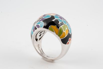 null Silver ring enameled with polychrome butterflies and studded with small diamonds....
