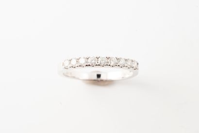 null 18k white gold ring set with a line of brilliant-cut diamonds. 
Gross weight:...