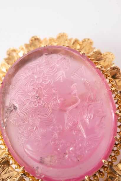 null 18k yellow gold brooch surmounted by a cameo on Kunzite representing a crowned...