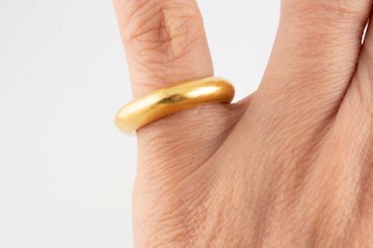 null Ring in hammered 18k yellow gold.
Weight: 5.10gr. TDD : 50