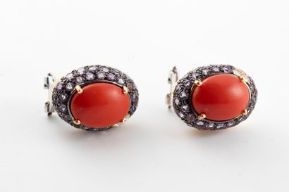 null Pair of 18k gold earrings centered on a coral cabochon surrounded by amethysts...