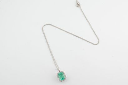 null Rectangular pendant and chain in 18k white gold, the pendant centered on a beautiful...