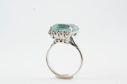 null 18k white gold ring set with an aquamarine weighing approx. 10cts flanked by...