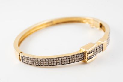 null Opening vermeil bangle with diamond belt motif. Clasp with eight safety pins.
Gross...