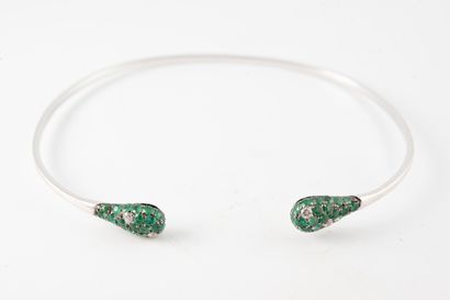 null Open link bracelet in 18k white gold; the drop-shaped ends are paved with emeralds...
