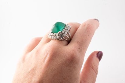 null Superb platinum ring surmounted by a large Colombian emerald (with certificate)...