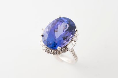 null Bague en or blanc 18k centrée d'une importante tanzanite ovale de 10cts environ...