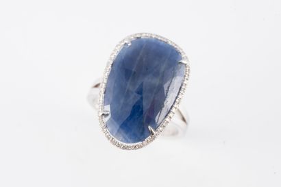 null Ring in 18k white gold with a faceted sapphire root.
Gross weight: 6.80g. TDD...