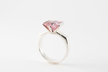null Modernist silver ring set with a faceted pink stone.
Gross weight: 7.30gr. TDD...