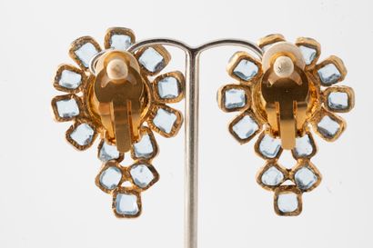 null CHANEL par GRIPOIX 
Magnifique paire de boucles d'oreilles en métal doré agrémentées...