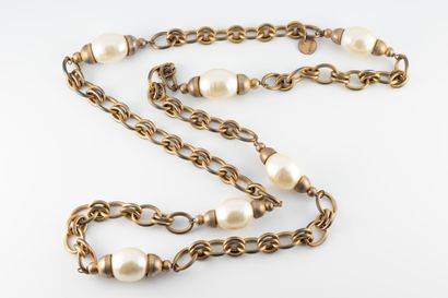 null CHANEL Paris
Gold-plated metal long necklace adorned with 6 fantasy pearls....