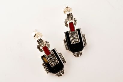 null Pair of geometric-shaped silver earrings adorned with onyx, coral and marcasite.
ART...