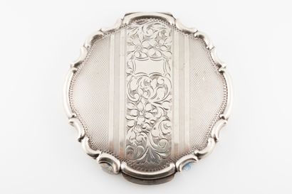 null Silver poudrier with shell motif. 
Gross weight: 129.30gr. Size: 9.5 x 9 cm...