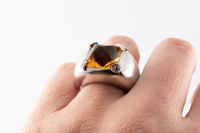 null CHRISTIAN DIOR
Importante bague en or blanc 18k surmontée d'une citrine taille...