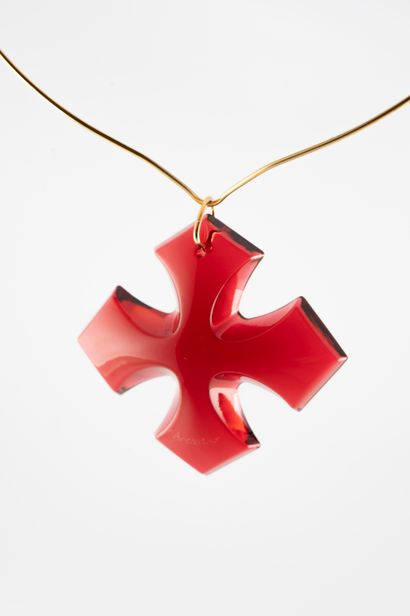 null BACCARAT
Collier croix en cristal rouge. Avec son cordon de soie et son collier...