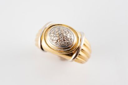 null BOUCHERON
Jaipur" model
Ring in 18k yellow gold surmounted by a dome paved with...