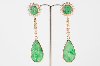 null Pair of earrings in 18k yellow gold adorned with round drop-shaped chased jade...