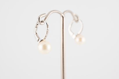 null Paire de boucles d'oreilles en or blanc 18k ornées de perles de culture d'un...