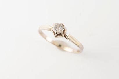 null Solitaire ring in 18k white gold surmounted by a 0.20ct. diamond. 
Circa 1910
Gross...