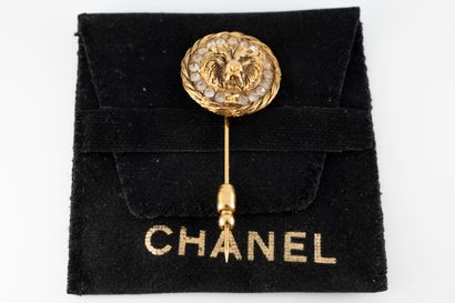 null CHANEL Paris
Circa 1980
Epingle en métal doré ornée d'une tête de lion entourée...