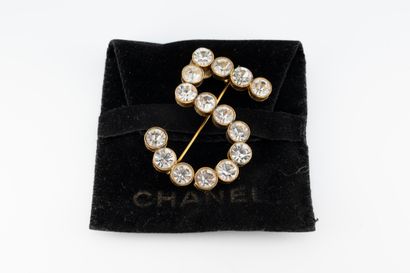 null CHANEL Paris
Circa 1982
Broche en métal doré formant le 5 iconique de Chanel...