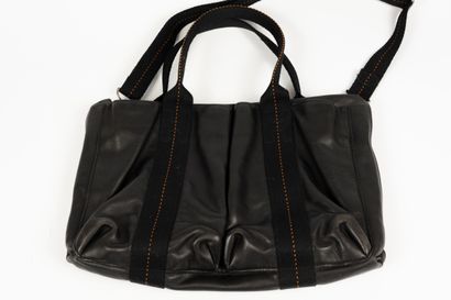 null HERMES Paris
Caravane" bag in black calfskin. 
Zipper, double soft handles,...