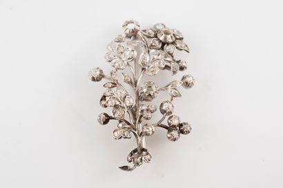 null Broche en argent et or blanc 18k représentant un jeté de fleurs serti de diamants...