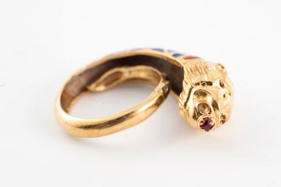 null Ring in 18k yellow gold surmounted by an enameled lion's head,
Gross weight:...
