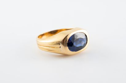 null 18k yellow gold signet ring set with a close-set sapphire. 
Gross weight: 6.10g...