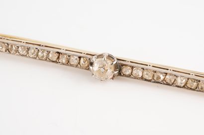 null Barrette brooch in 18k gold and platinum set with a central old-cut diamond,...