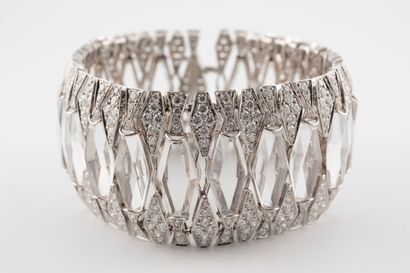 null Superbe bracelet manchette en or blanc 18k formé par une ligne de cristaux taillés...
