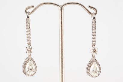 null Superbe paire de pendants d'oreilles en or blanc 18k retenant deux diamants...