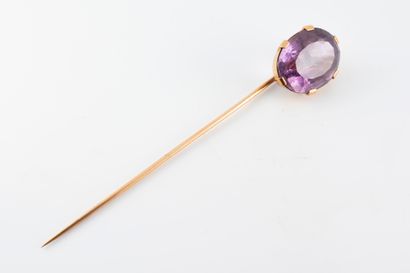 null 18k yellow gold pin set with an oval amethyst. 
Gross weight: 4.90g Height:...
