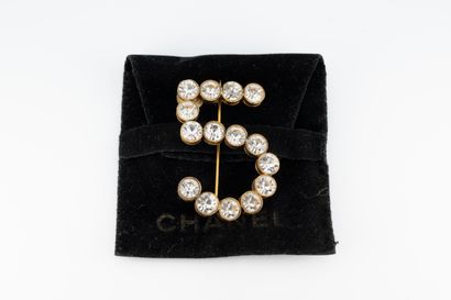 null CHANEL Paris
Circa 1982
Broche en métal doré formant le 5 iconique de Chanel...
