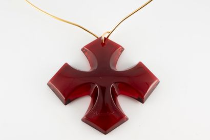 null BACCARAT
Collier croix en cristal rouge. Avec son cordon de soie et son collier...