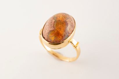 null 18k yellow gold ring adorned with a cabochon fire opal in its gangue. 
19th...