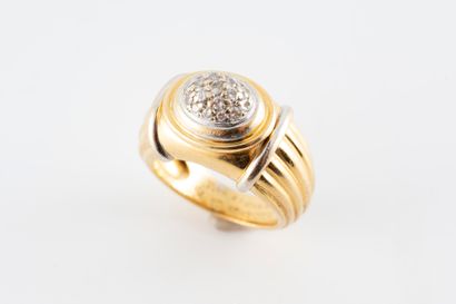 null BOUCHERON
Jaipur" model
Ring in 18k yellow gold surmounted by a dome paved with...