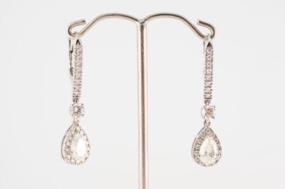null Superbe paire de pendants d'oreilles en or blanc 18k retenant deux diamants...