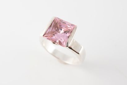 null Modernist silver ring set with a faceted pink stone.
Gross weight: 7.30gr. TDD...