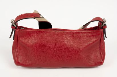 null BURBERRY 
Red grained leather handbag. Braided handle. 
11 x 27cm
(Some slight...