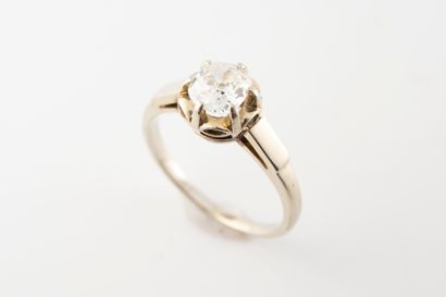 null Solitaire ring in 18k white gold set with an old-cut diamond, approx. 1ct. 
Gross...
