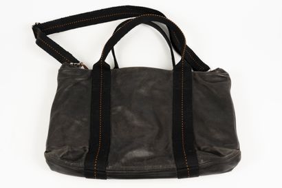 null HERMES Paris
Caravane" bag in black calfskin. 
Zipper, double soft handles,...