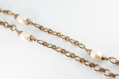 null CHANEL Paris
Gold-plated metal long necklace adorned with 6 fantasy pearls....