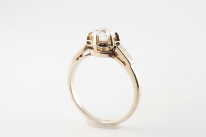 null Solitaire ring in 18k white gold set with an old-cut diamond, approx. 1ct. 
Gross...
