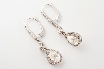 null Superb pair of earrings in 18k white gold holding two pear-cut diamonds in a...