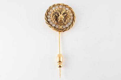 null CHANEL Paris
Circa 1980
Epingle en métal doré ornée d'une tête de lion entourée...