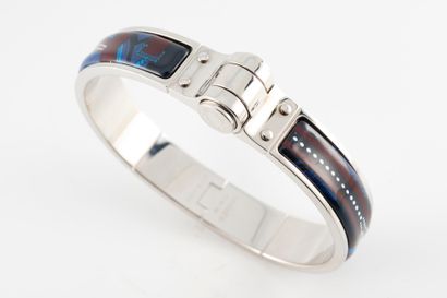 null HERMES Paris
Opening bracelet in steel enamelled with ethnic motifs. Signed....